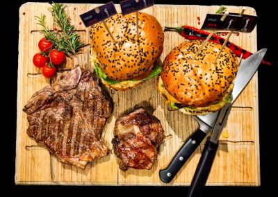 burgery i steki w restauracji Beef and Rock w Karpaczu zdjęcie przedstawia